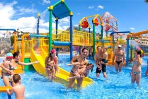 Bazén v ubytovaní MALAGA BENALMADENA PUERTO MARINA PLAYA VACACIONAL Luxury alebo v jeho blízkosti
