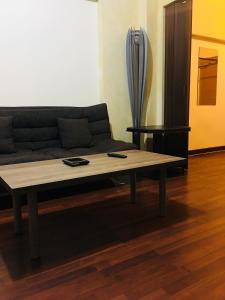 ein Wohnzimmer mit einem Sofa und einem Couchtisch in der Unterkunft Divan Hotel Apartments in Beirut