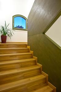 escalera con escaleras de madera y ventana en L'Orso e L'Ape B&B, en Giulianova
