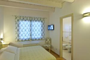 A bed or beds in a room at L'Orso e L'Ape B&B