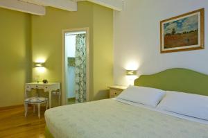 A bed or beds in a room at L'Orso e L'Ape B&B