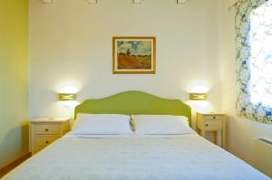 A bed or beds in a room at L'Orso e L'Ape B&B