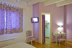 A bed or beds in a room at L'Orso e L'Ape B&B
