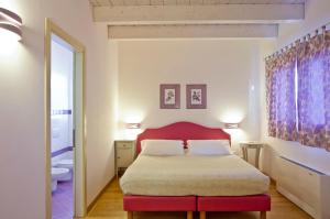A bed or beds in a room at L'Orso e L'Ape B&B