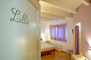 A bed or beds in a room at L'Orso e L'Ape B&B