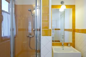 A bathroom at L'Orso e L'Ape B&B