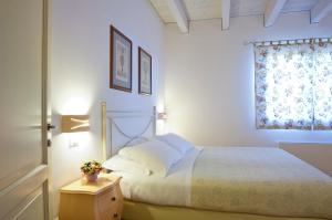 A bed or beds in a room at L'Orso e L'Ape B&B