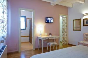 A television and/or entertainment centre at L'Orso e L'Ape B&B