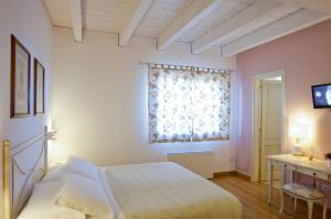 A bed or beds in a room at L'Orso e L'Ape B&B