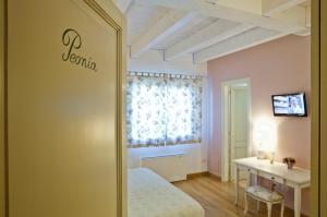 A bed or beds in a room at L'Orso e L'Ape B&B