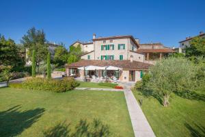 an aerial view of a house with a yard at Antico Casale Bergamini in SantʼAmbrogio di Valpolicella