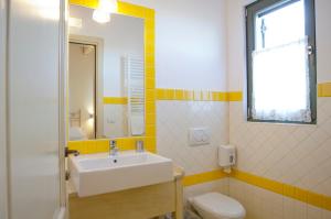 A bathroom at L'Orso e L'Ape B&B