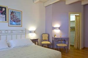 A bed or beds in a room at L'Orso e L'Ape B&B