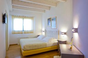 A bed or beds in a room at L'Orso e L'Ape B&B