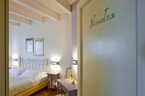 A bed or beds in a room at L'Orso e L'Ape B&B