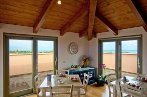 een eetkamer met tafels en stoelen en uitzicht op de oceaan bij L'Orso e L'Ape B&B in Giulianova