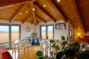 A seating area at L'Orso e L'Ape B&B