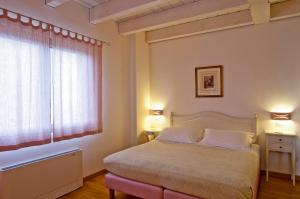 A bed or beds in a room at L'Orso e L'Ape B&B