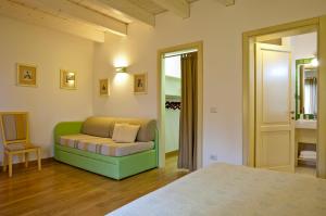 A bed or beds in a room at L'Orso e L'Ape B&B