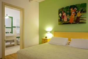 A bed or beds in a room at L'Orso e L'Ape B&B