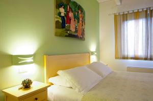 A bed or beds in a room at L'Orso e L'Ape B&B