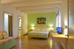 A bed or beds in a room at L'Orso e L'Ape B&B