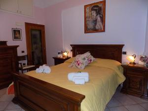 ein Schlafzimmer mit einem Bett mit zwei Handtüchern darauf in der Unterkunft Casa Clotide in Maiori