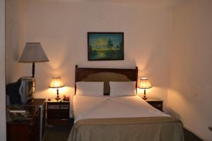 سرير أو أسرّة في غرفة في Kaoud Sporting Hotel