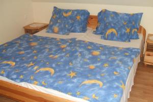 Posteľ alebo postele v izbe v ubytovaní Kertész Apartmanok