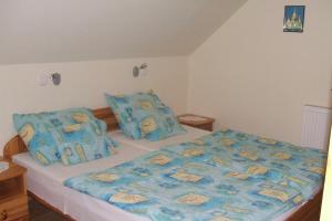 Posteľ alebo postele v izbe v ubytovaní Kertész Apartmanok