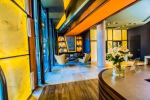 A seating area at Five Hotel & Residences