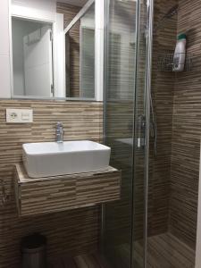 łazienka z umywalką i prysznicem w obiekcie Apartamento Decada Los Alamos w mieście Torremolinos