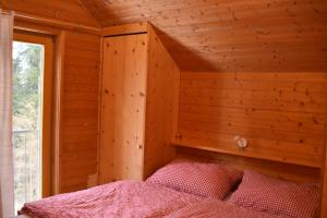 a bedroom with a bed in a wooden cabin at Verditzhütte in Verditz