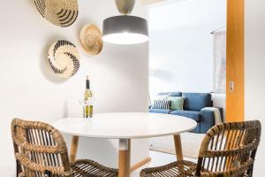 マトジニョシュにあるBy the Sea Apartment • Terrace · Wifi · Netflixのダイニングルーム(白いテーブル、椅子2脚付)