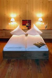 Philippsbourgにあるル ファルケンのベッドルーム1室(白いシーツと枕のベッド1台付)