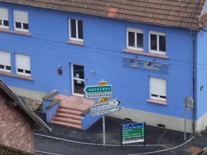ein blaues Gebäude mit Straßenschildern davor in der Unterkunft Le Falken in Philippsbourg