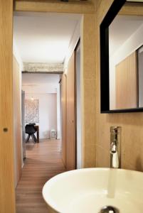 łazienka z białą wanną i lustrem w obiekcie THE BOHO-CHIC OASIS, lovely city center apartment w Maladze
