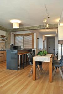 Kuchnia lub aneks kuchenny w obiekcie THE BOHO-CHIC OASIS, lovely city center apartment