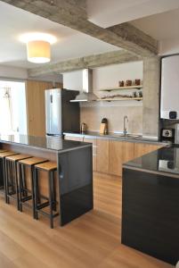 Kuchnia lub aneks kuchenny w obiekcie THE BOHO-CHIC OASIS, lovely city center apartment