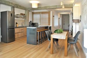 Kuchnia lub aneks kuchenny w obiekcie THE BOHO-CHIC OASIS, lovely city center apartment