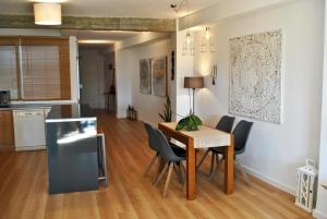 Kuchnia lub aneks kuchenny w obiekcie THE BOHO-CHIC OASIS, lovely city center apartment