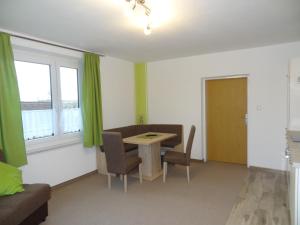 a living room with a table and chairs and a window at Nordwaldfarm in Waidhofen an der Thaya