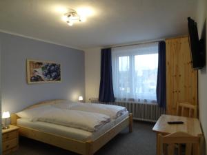 塔亞河畔魏德霍芬的住宿－Nordwaldfarm，一间卧室设有一张床和一个窗口
