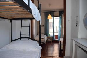ローマにあるRose Santamaria Residenceのベッドルーム1室(白いシーツが備わる二段ベッド1組付)