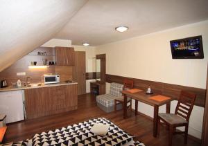 Kuchyňa alebo kuchynka v ubytovaní Apartmánový dom Stela