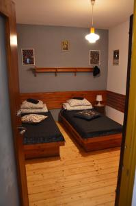 Tempat tidur dalam kamar di Józka Chata max 15 os sauna