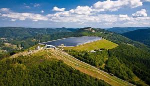 een luchtzicht op een meer op de top van een heuvel bij Józka Chata max 15 os sauna jacuzzi in Porąbka