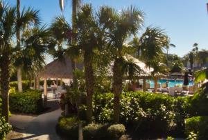 サニベルにあるSundial Beach Resort & Spaのヤシの木とスイミングプールのあるリゾート
