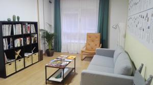 uma sala de estar com um sofá e uma mesa em Hostal Gemi em Zamora