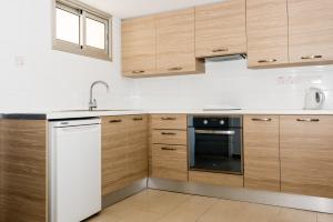 Cucina o angolo cottura di Helios Bay Hotel and Suites